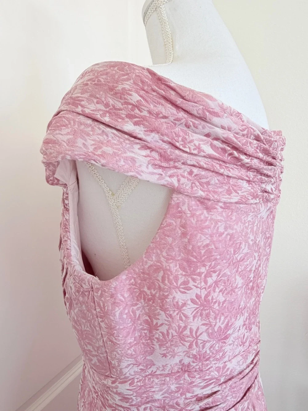 Kay Unger New York Off-the-Shoulder Pleated Floral Jacquard Dress - Pink Size 12 - Picture 9 of 16